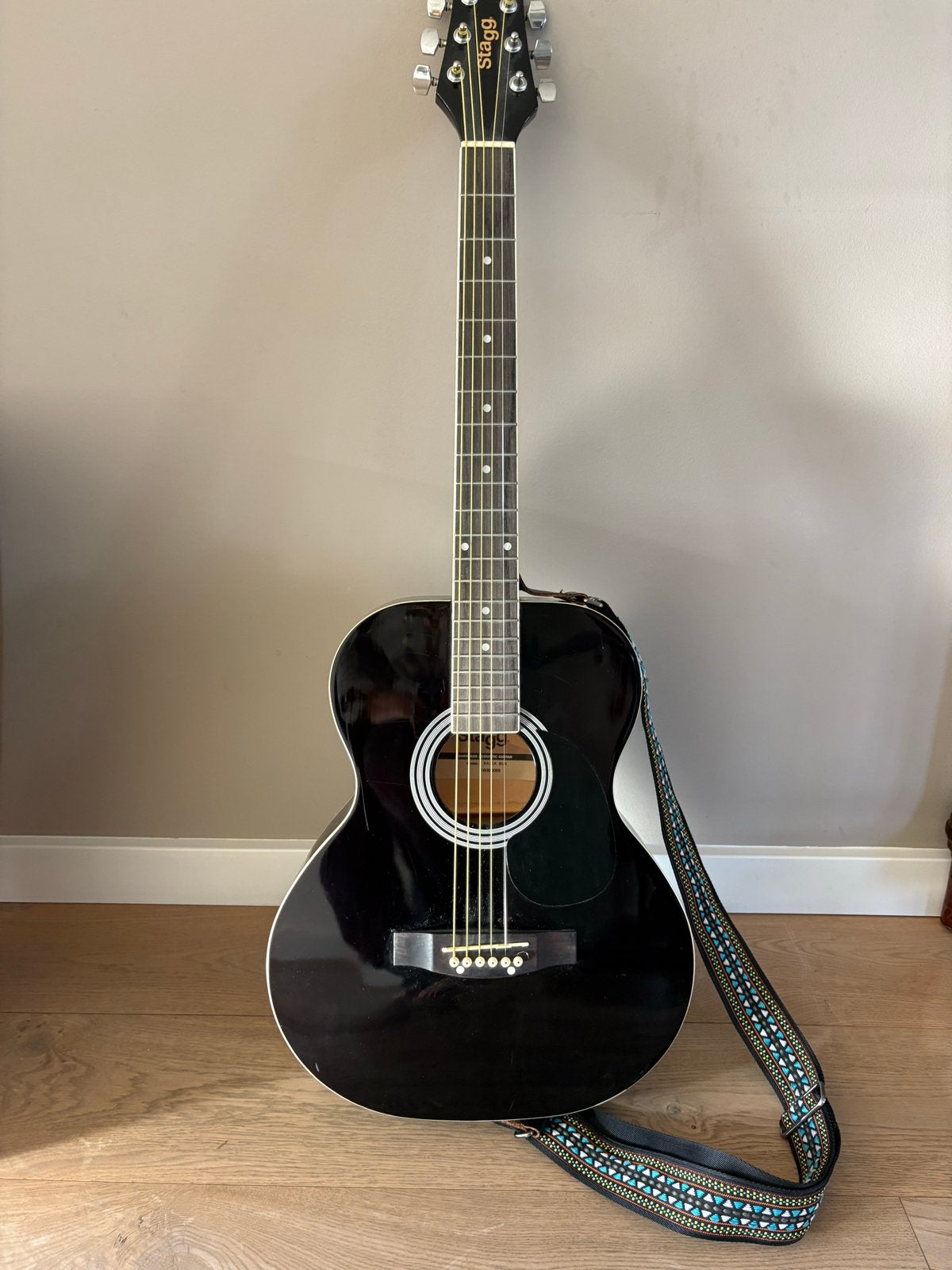 Stagg Westerngitaar Zwart met hoes en draagband, Ophalen of Verzenden, Gebruikt, Western- of Steelstringgitaar, Met koffer