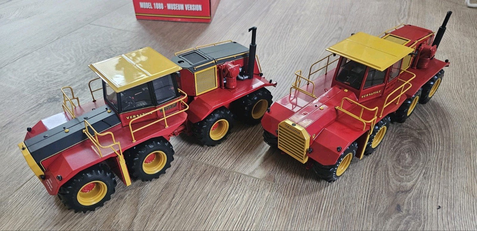 2 Versatile Big Roy Model 1080 - Museum & Factory Versie, Overige merken, 1:32 tot 1:50, Overige typen, Nieuw
