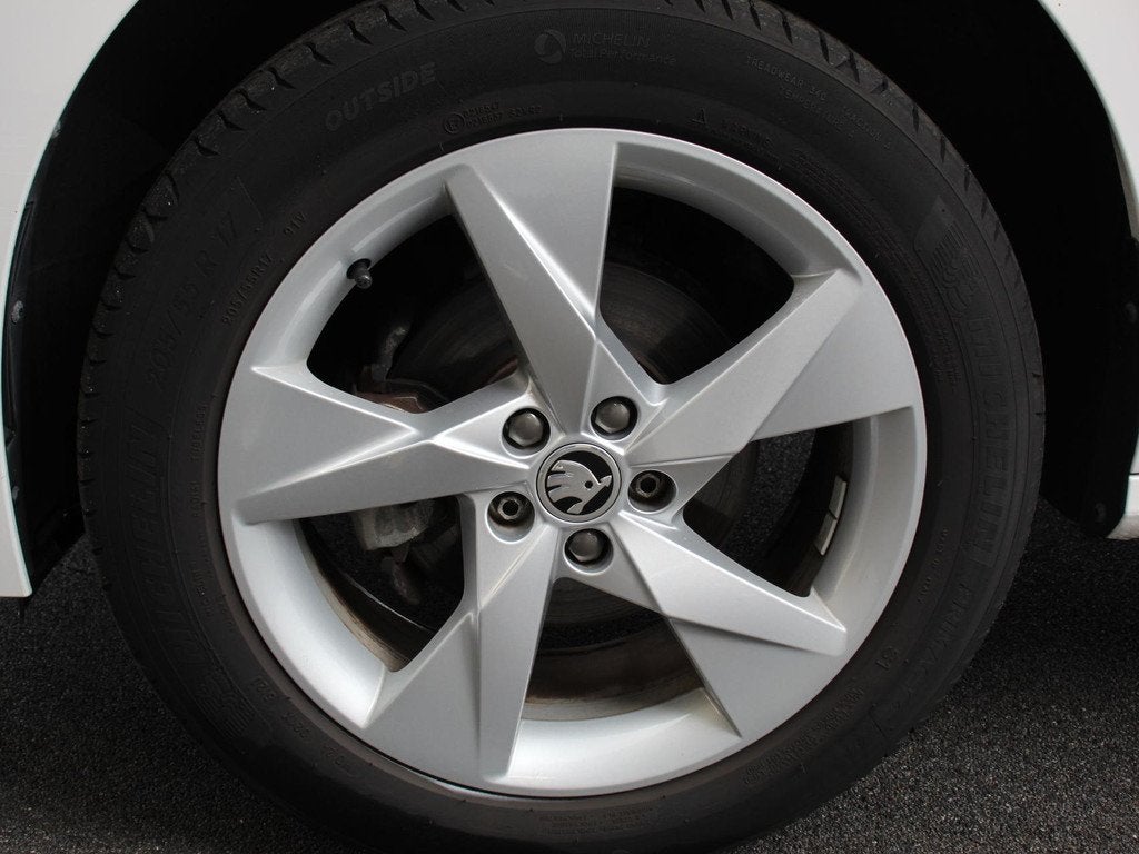 Skoda Kamiq 1.0 TSI Sport Business Climate control Cruise co, Auto's, Skoda, Gebruikt, Euro 6, Parkeersensor, Wit