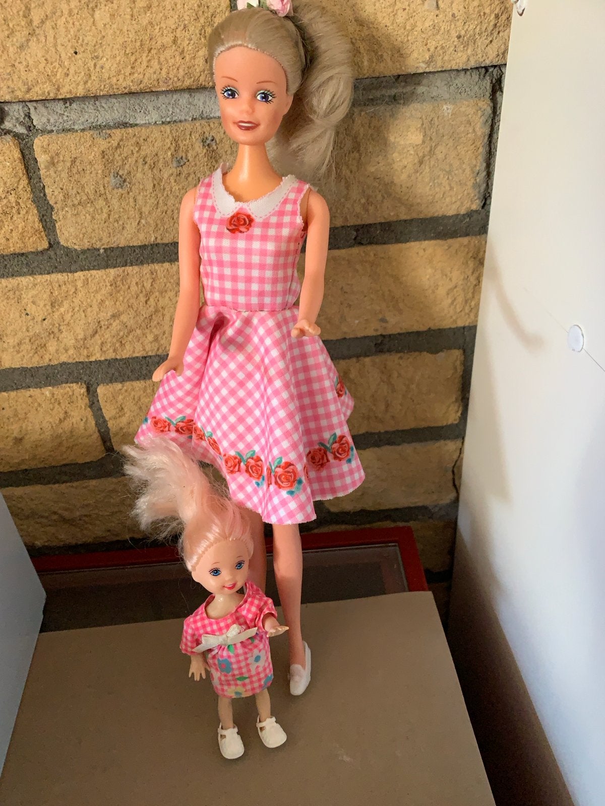 Barbie en Kelly pop uit 2001 in geruite jurkjes, Ophalen of Verzenden, Gebruikt, Barbie