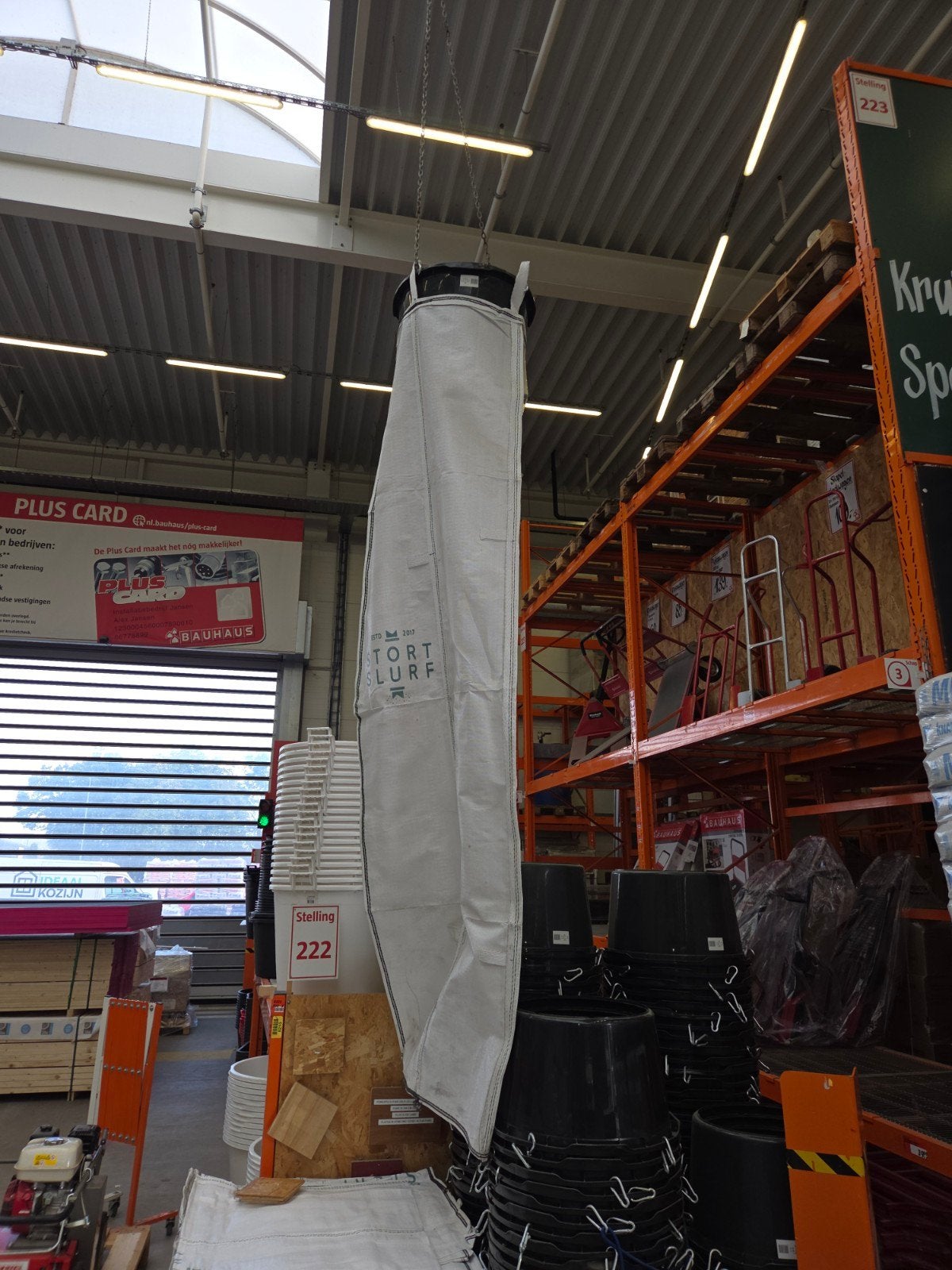Stortkoker met 2 stortslurfen en specie inwerpgat, Ophalen
