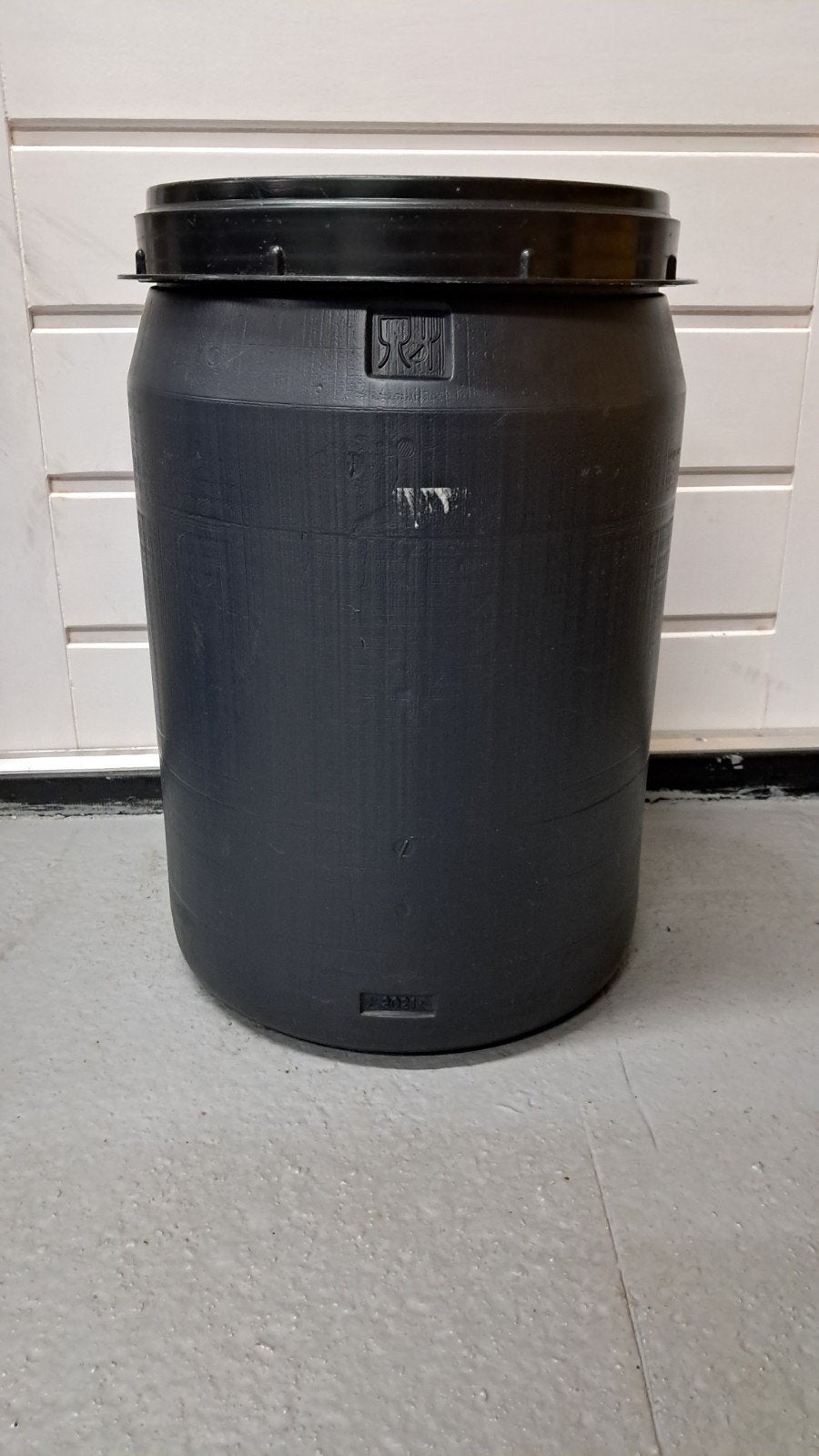 Voerton ton 40 liter grijs/zwart lucht- en waterdicht HDPE, Ophalen of Verzenden, Overige soorten
