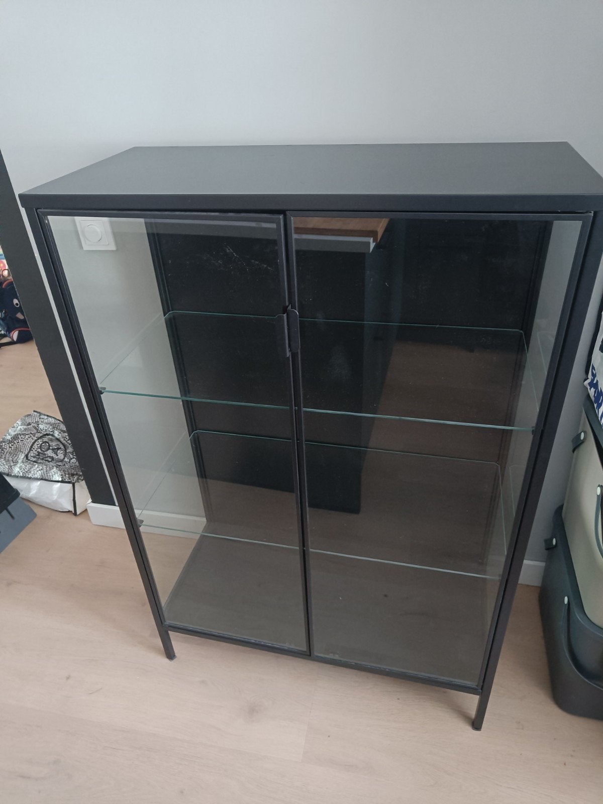 Zwarte RUDSTA vitrinekast (ikea), Huis en Inrichting, Kasten | Vitrinekasten, Ophalen, 100 tot 150 cm, 50 tot 100 cm, Zo goed als nieuw