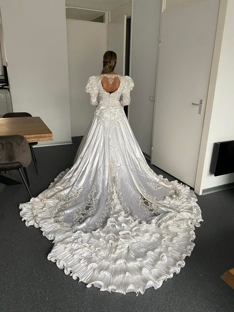 Witte trouwjurk met lange sleep, Kleding | Dames, Ophalen of Verzenden, Gedragen, Wit, Trouwjurk