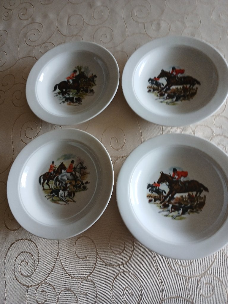 Diepe borden en een theekop ( Jachttafereel), Ophalen, Vintage, Zo goed als nieuw, Bord(en)