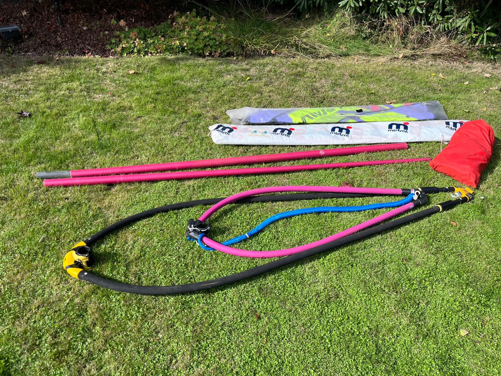 Foto 2 van Wayler 350A race surfplank met zeilen, 2 gieks, mast ed