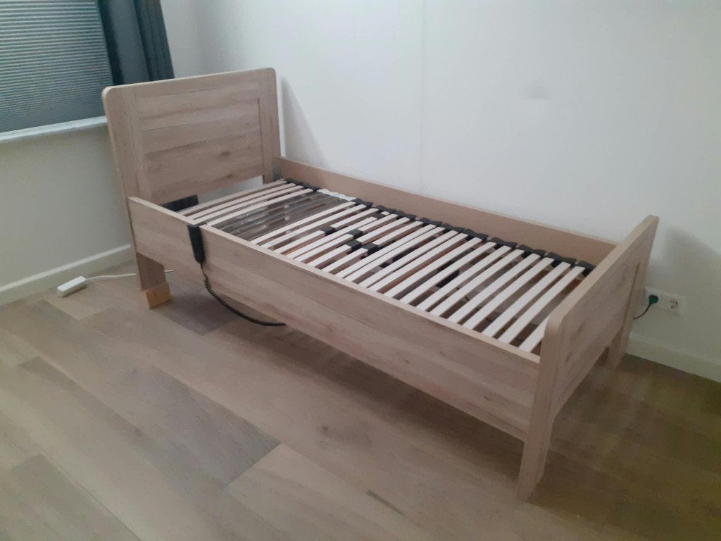 Senioren bed met elektrisch verstelbare bodem, Ophalen, Overige materialen, 90 cm, 200 cm