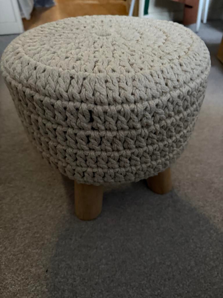 Leuk gehaakt krukje voor de kinderkamer, Huis en Inrichting, Krukjes, Ophalen, Zo goed als nieuw, Overige materialen