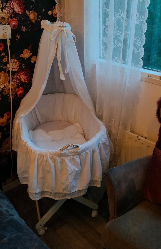 Wit Rotan baby wiegje met hemel, Ophalen, Gebruikt, Wieg