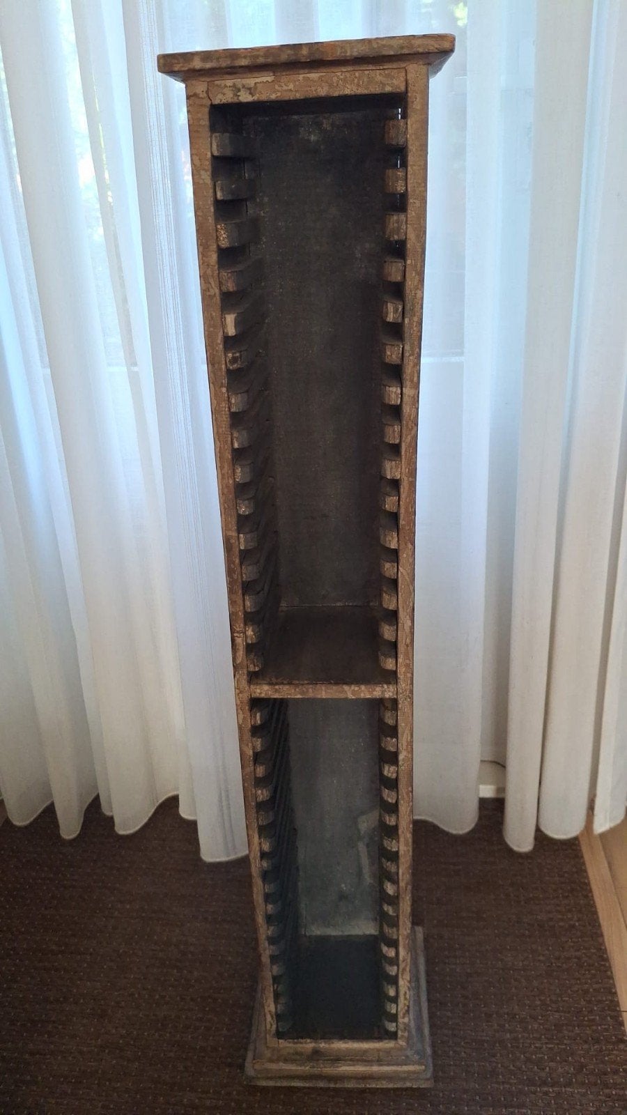 Unieke houten CD rek met etnische gravures, Ophalen, Gebruikt, Hout, Cd's