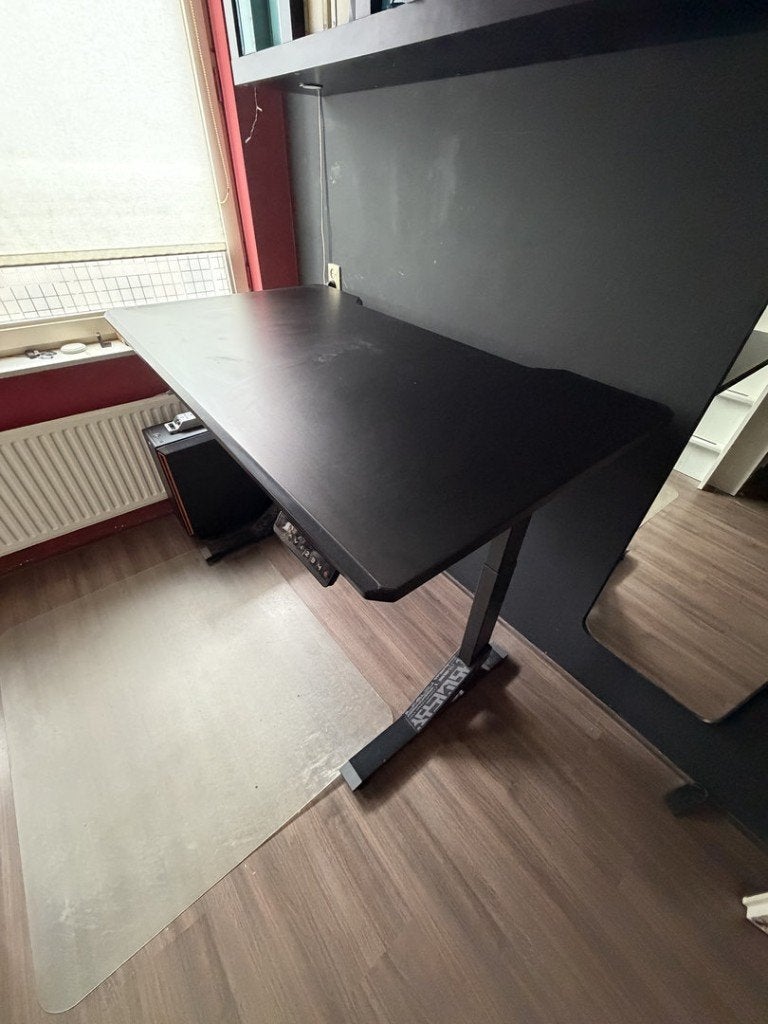 IKEA UPPSPEL Elektrisch Zit-Sta Bureau – Zwart, Ophalen, Elektrisch, Spaanplaat of MDF, Zo goed als nieuw