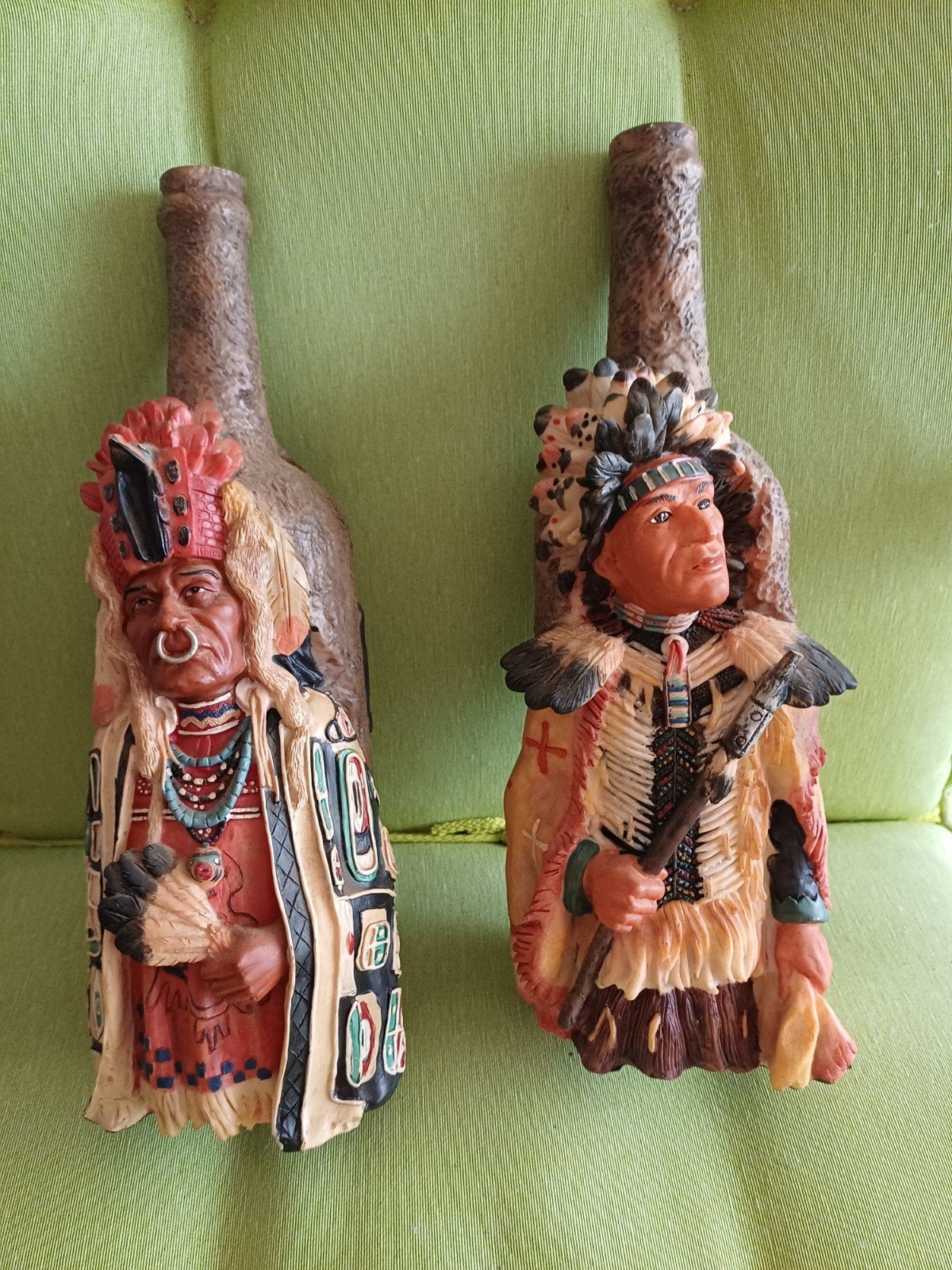 2 mooie vaasjes/flessen met INDIAAN afbeelding. Hoogte 30 cm, Ophalen