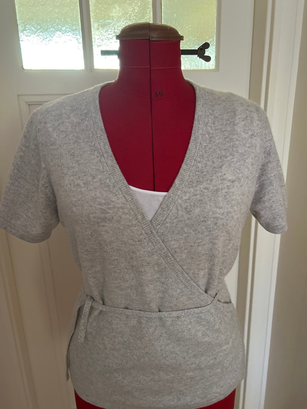 Madeleine  Cashmere Vestje - Grijs - Maat 42/44, Kleding | Dames, Ophalen of Verzenden, Zo goed als nieuw, Maat 42/44 (L), Grijs