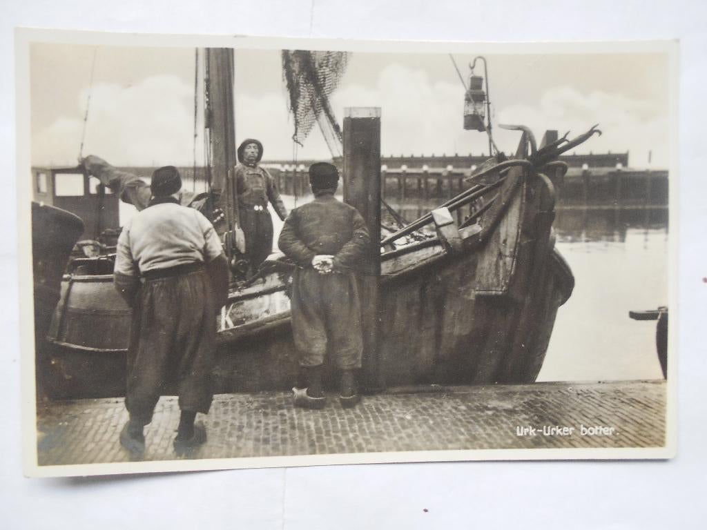 Urk Urker botter vissers bij de botter rond 1935 oud Urk, Ophalen of Verzenden, 1920 tot 1940, Ongelopen, Flevoland
