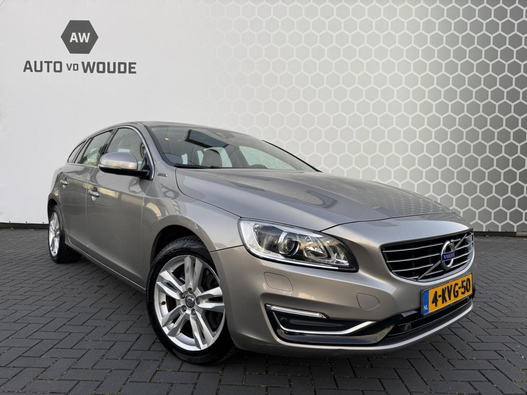 Volvo V60 2.4 D6 AWD Plug-In Hybrid Summum Trekhaak Leer, Auto's, Volvo, Automaat, Beige, Vierwielaandrijving, Te koop