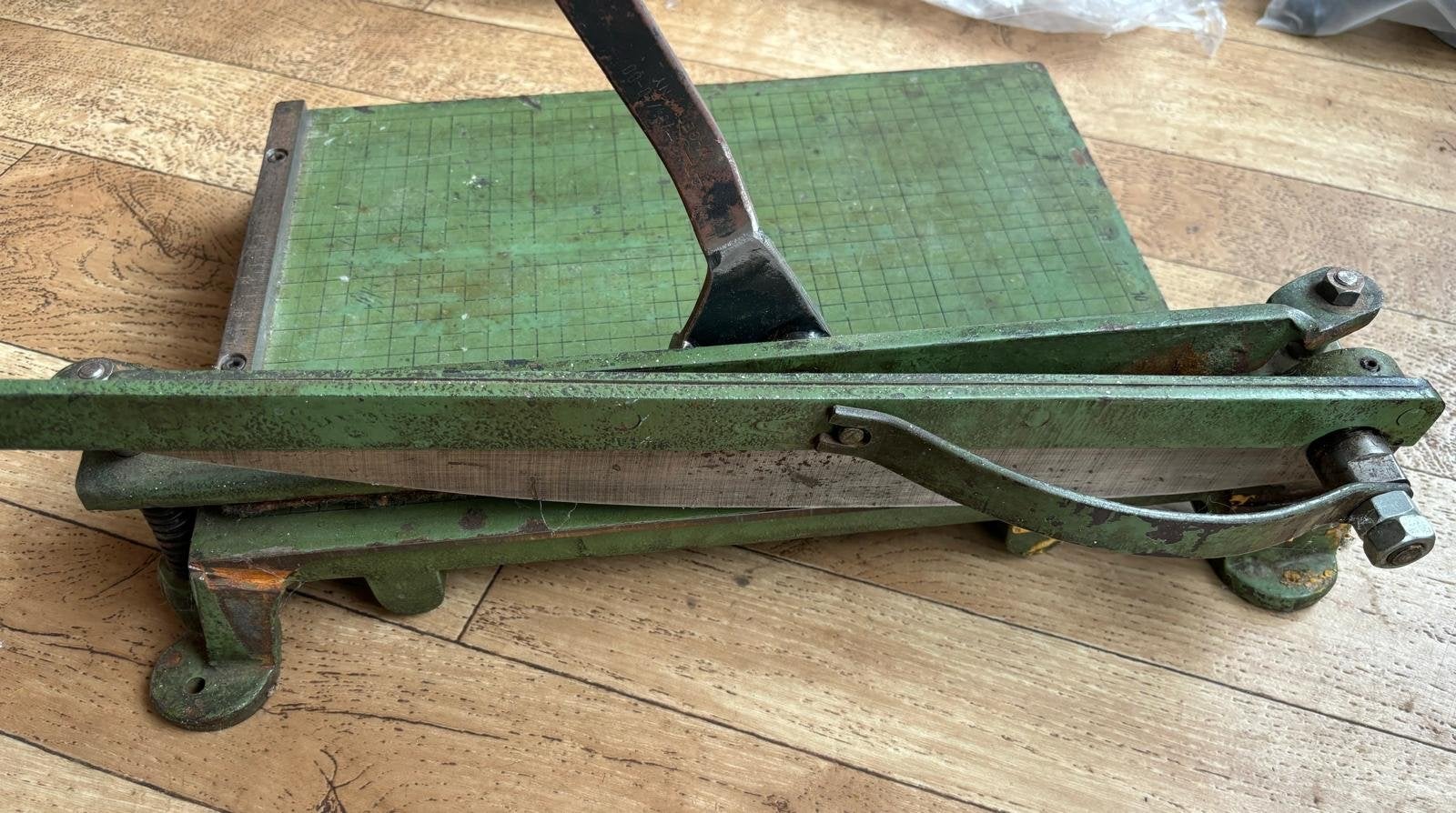 Vintage papiersnijder, groen metaal, houten handvat, Ophalen