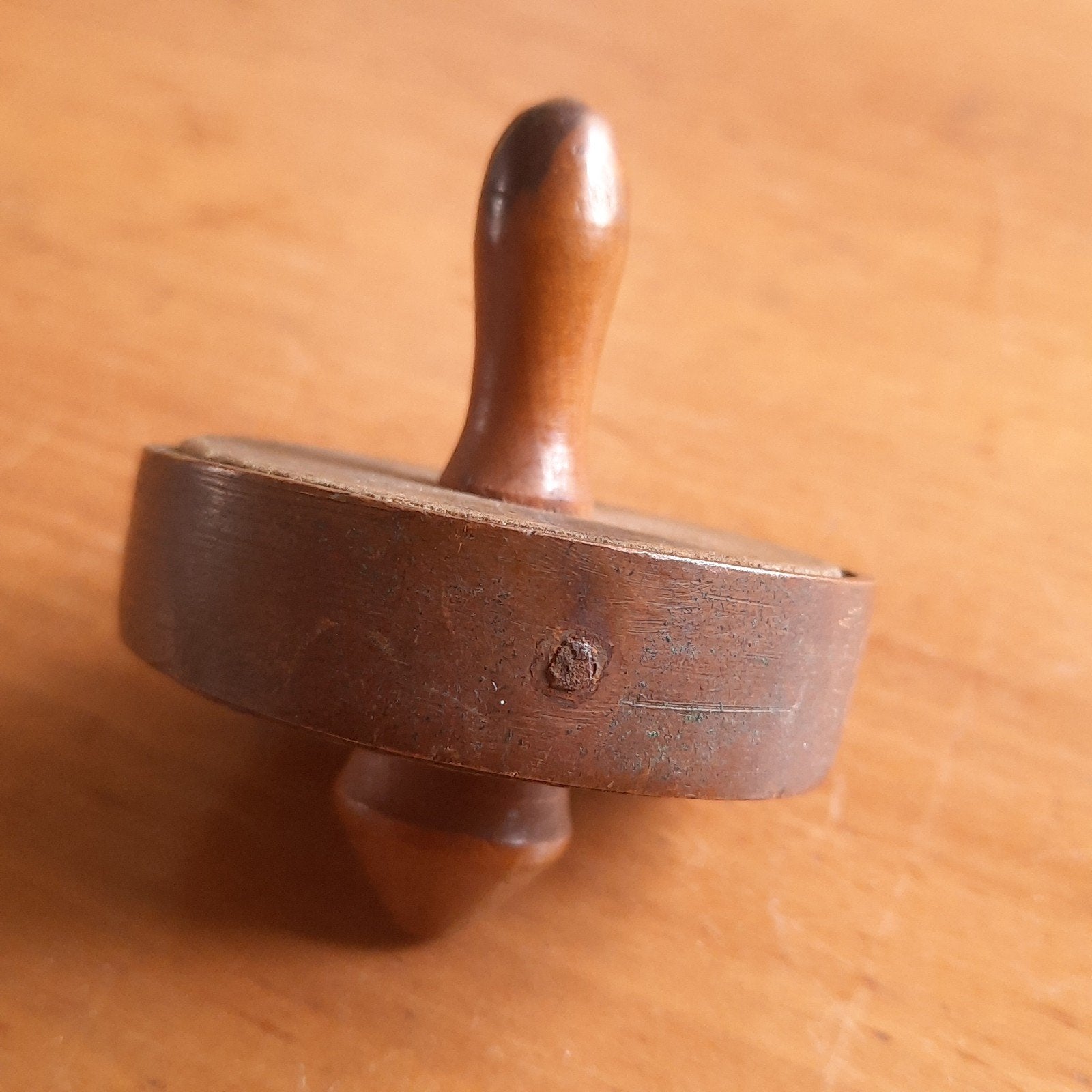 Antieke Houten Tol met Koperen Ring, Verzenden