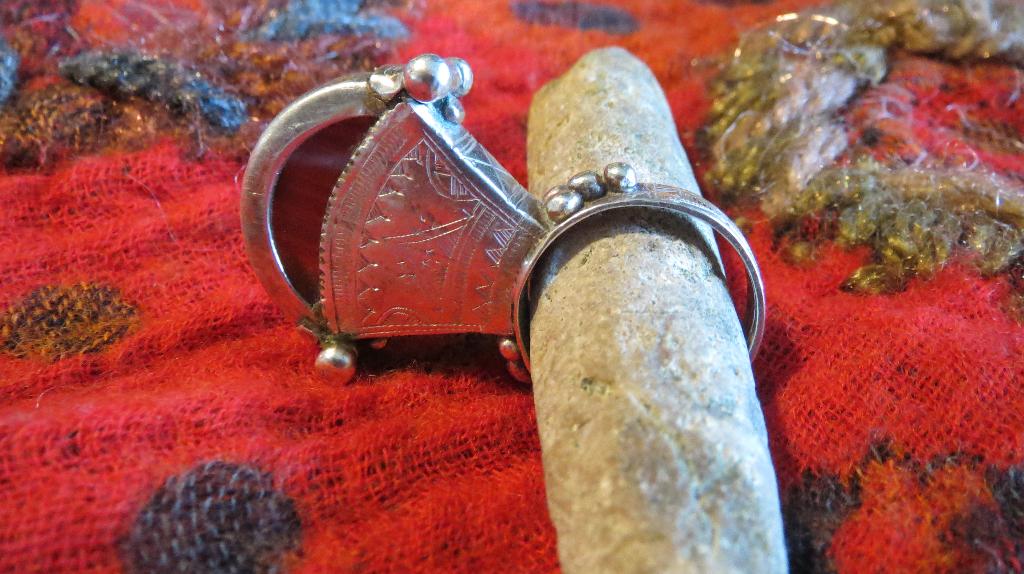 Zilveren Toeareg ring, maat 17, met ronde carneool steen, Sieraden, Tassen en Uiterlijk, Verzenden, Nieuw, 17 tot 18, Dame of Heer