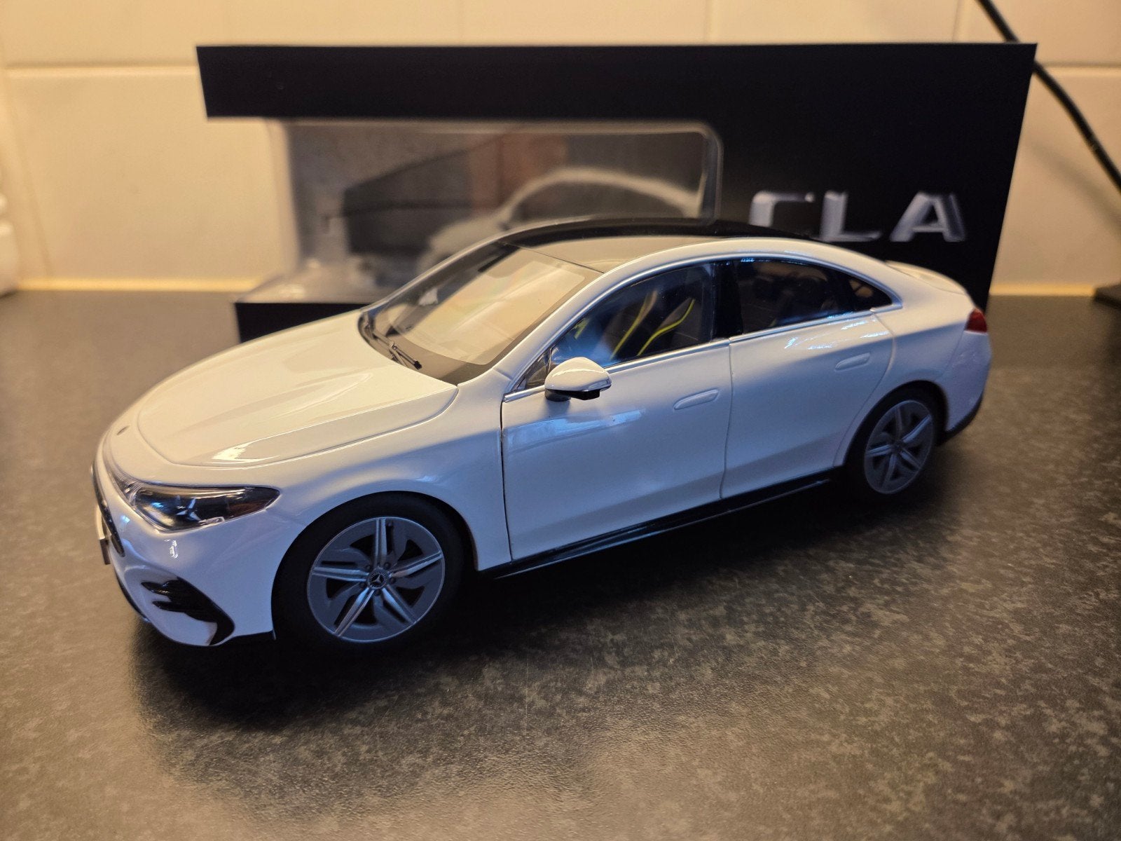 Mercedes CLA EQtech polar wit 1:18, Ophalen of Verzenden, Zo goed als nieuw, Auto, Overige merken
