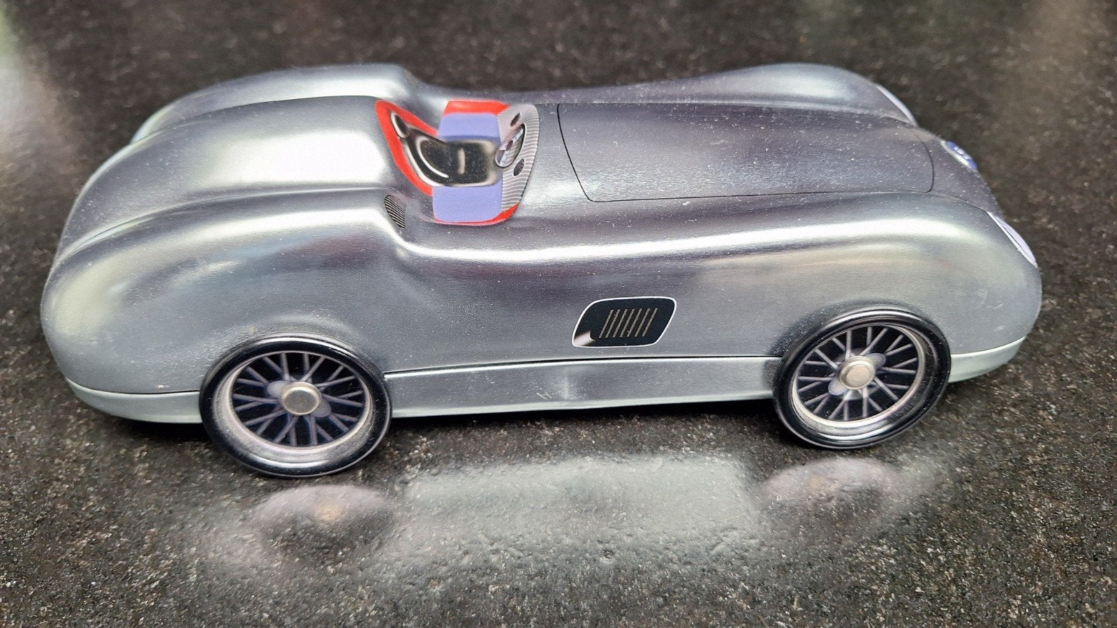Zilverkleurige metalen sportauto als koekjesblik, Verzamelen, Blikken, Ophalen of Verzenden, Gebruikt, Koek(jes), Overige merken