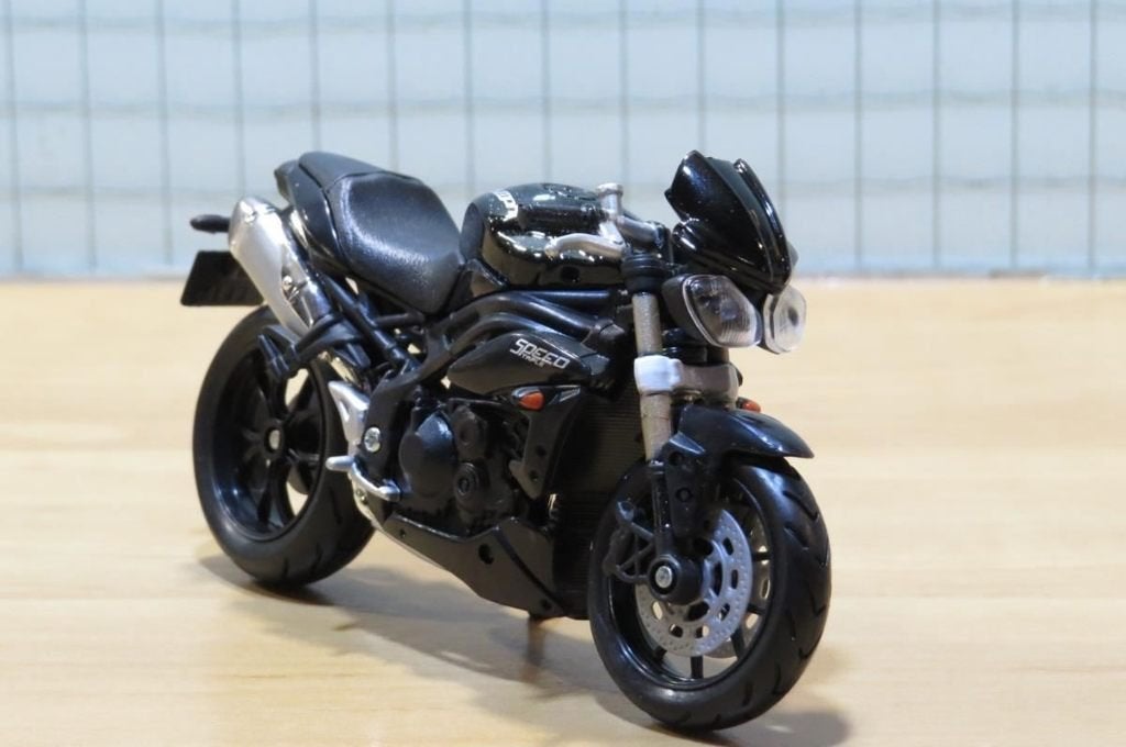 Triumph Speed Triple 1:18 black Bburago, MayCheong, Nieuw, Ophalen of Verzenden, Motor