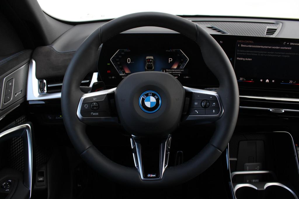 BMW iX2 eDrive20 M Sport / Sportstoelen / Achteruitrijcamera, Auto's, BMW, IX2, Met garantie (alle), Origineel Nederlands, 204 pk