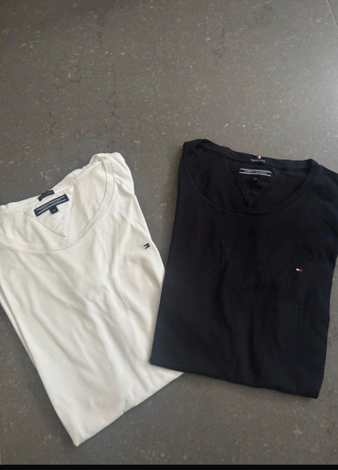 Tommy Hilfiger T-shirts (wit en zwart) maat 176, Ophalen of Verzenden, Zo goed als nieuw, Jongen, Shirt of Longsleeve
