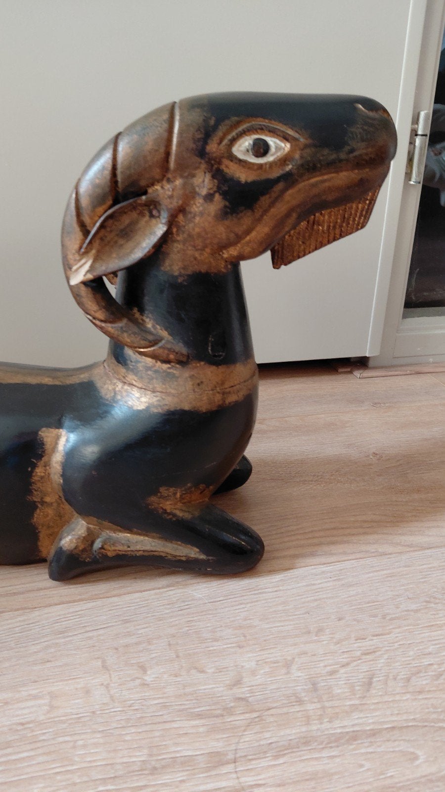Houten beeld ram, Ophalen