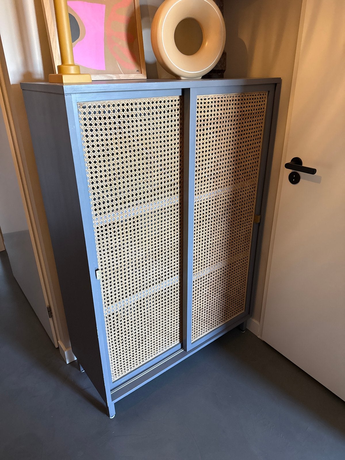 Hkliving rotan kast met schuifdeuren grijs, Ophalen, 100 tot 150 cm, 50 tot 100 cm, Zo goed als nieuw