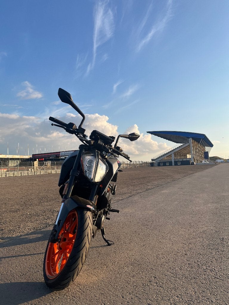 KTM Duke 390 (2022) ABS – 13.472 km – vol dealeronderhoud, Motoren, LED Verlichting, Occasion, Particulier, 373 cc