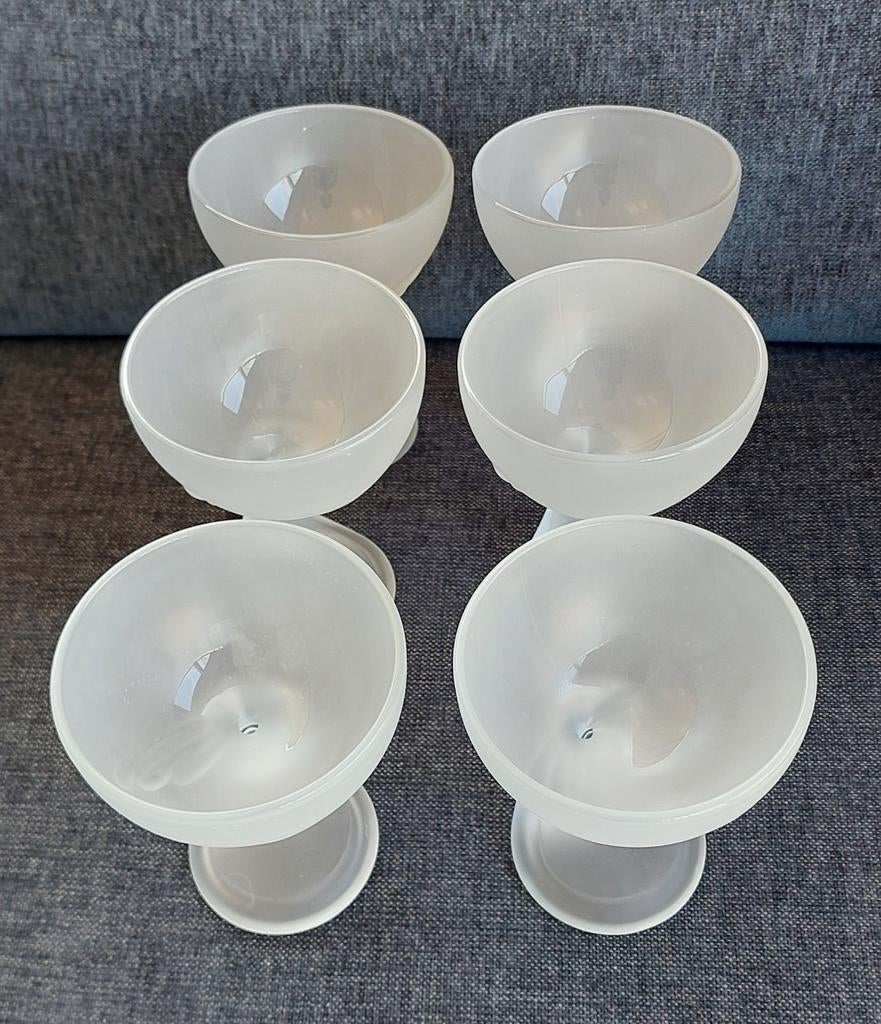 Toetjes- of ijscoupes van melkglas, Ophalen, Zo goed als nieuw, Glas