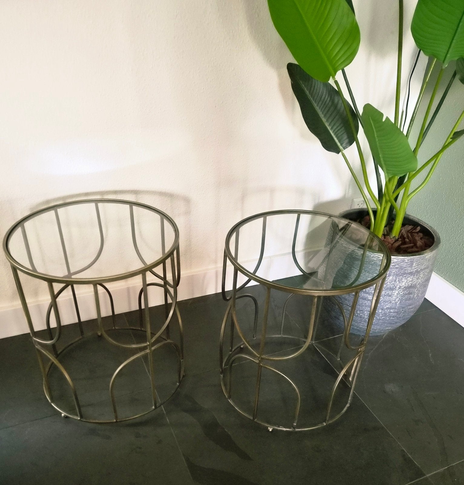 2 Ronde Bijzettafels - Glas & Metaal - Goud Brons, Huis en Inrichting, Minder dan 55 cm, Gebruikt, Rond, Glas