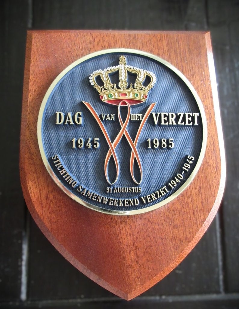 Wandschild Dag van het verzet 1945 / 1985., Verzamelen, Verzenden, Overige soorten, Nederland, Embleem of Badge