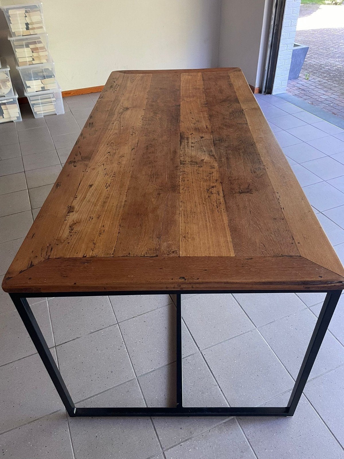 Mooie grote houten eettafel met stalen onderstel, Huis en Inrichting, Tafels | Eettafels, Ophalen, Gebruikt, 200 cm of meer, 50 tot 100 cm