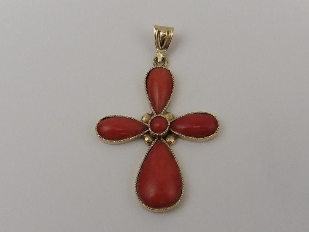 Gouden hanger kruisje met bloedkoraal                     G4