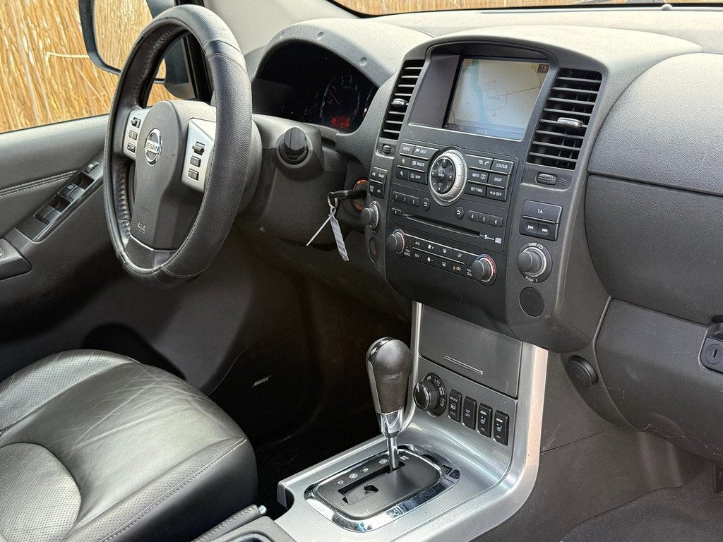 Nissan Navara 3.0 dCi LE Double Cab Automaat Navi Export, Auto's, Automaat, Parkeercamera, Stof, Gebruikt