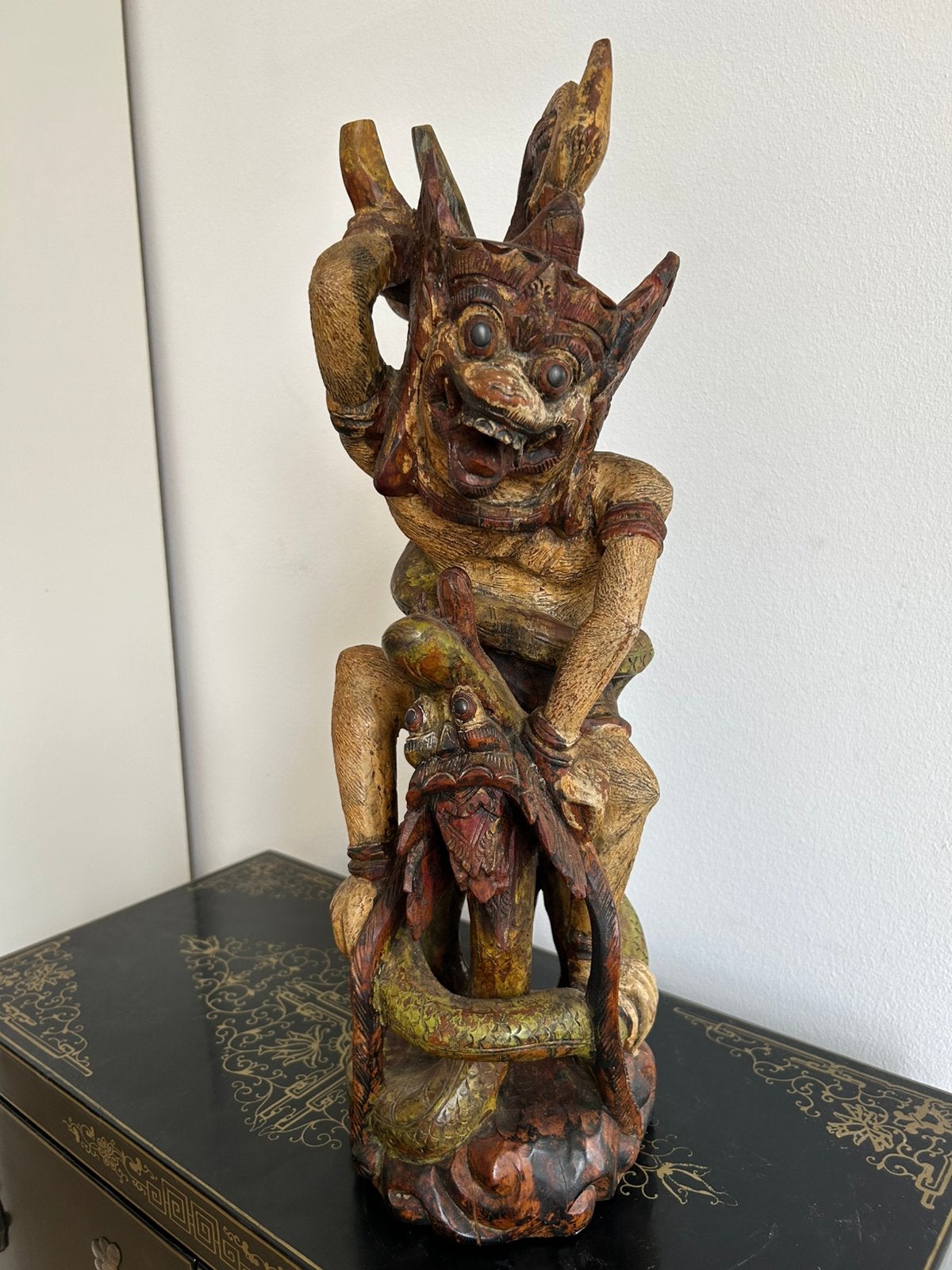 Indonesische kerishouder: Hanuman in gevecht met een naga, Antiek en Kunst, Ophalen of Verzenden