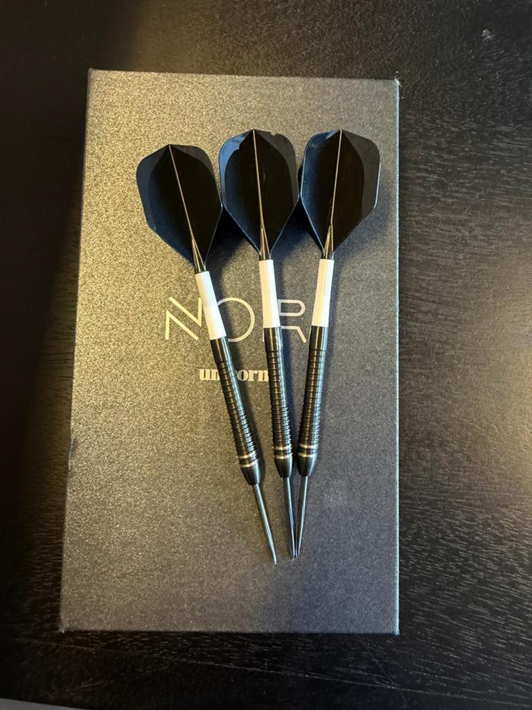 Unicorn Anderson 24 gram Noir Phase 6 (Nieuw €137), Sport en Fitness, Darts, Ophalen of Verzenden, Zo goed als nieuw, Pijlen