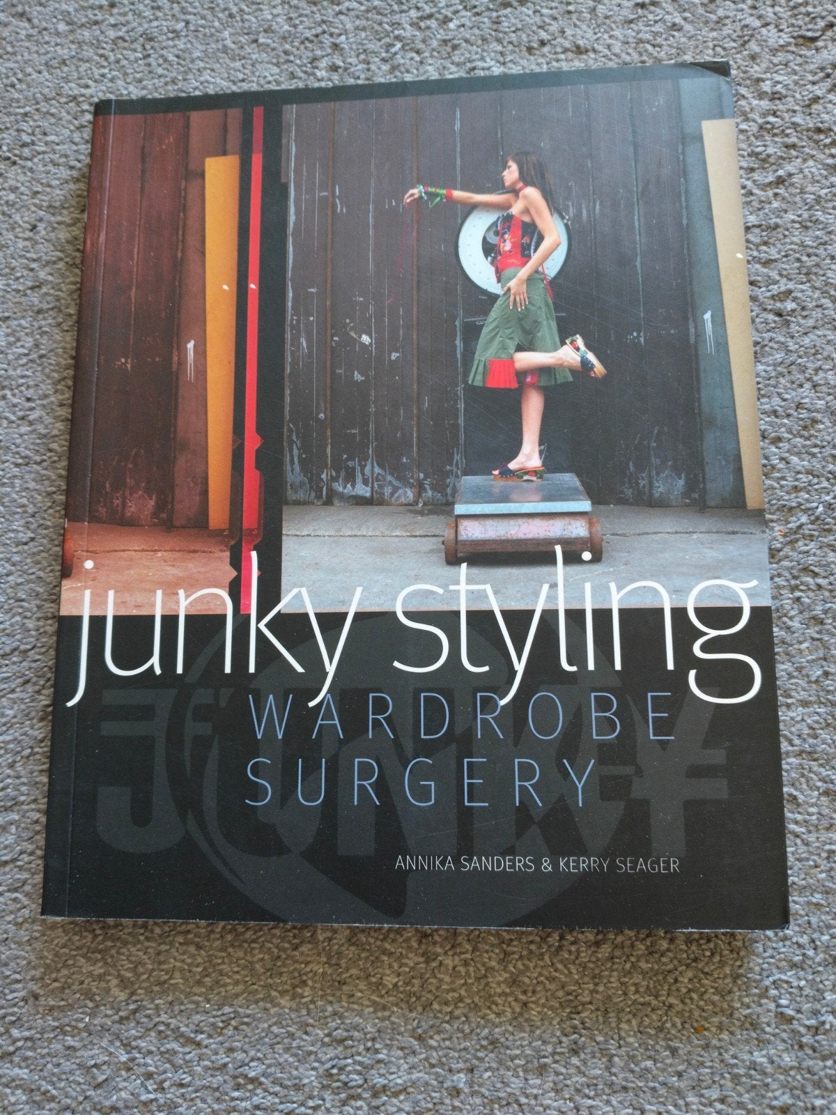 Junky Styling Wardrobe Surgery  Sanders & Kerry Seage, Ophalen of Verzenden, Zo goed als nieuw, Mode algemeen