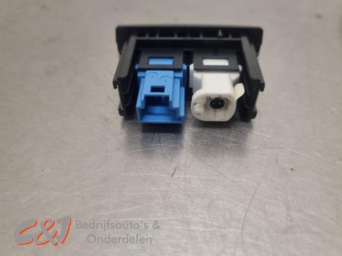 AUX/USB aansluiting van een Mercedes Vito, Gebruikt, -, Ophalen of Verzenden, -
