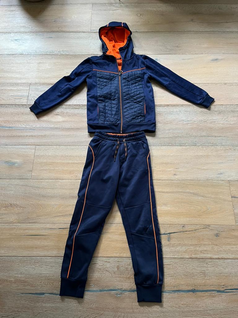 Hema Trainingspak Maat 146 - Donkerblauw met Oranje Details, Kinderen en Baby's, Kinderkleding | Maat 146, Ophalen of Verzenden