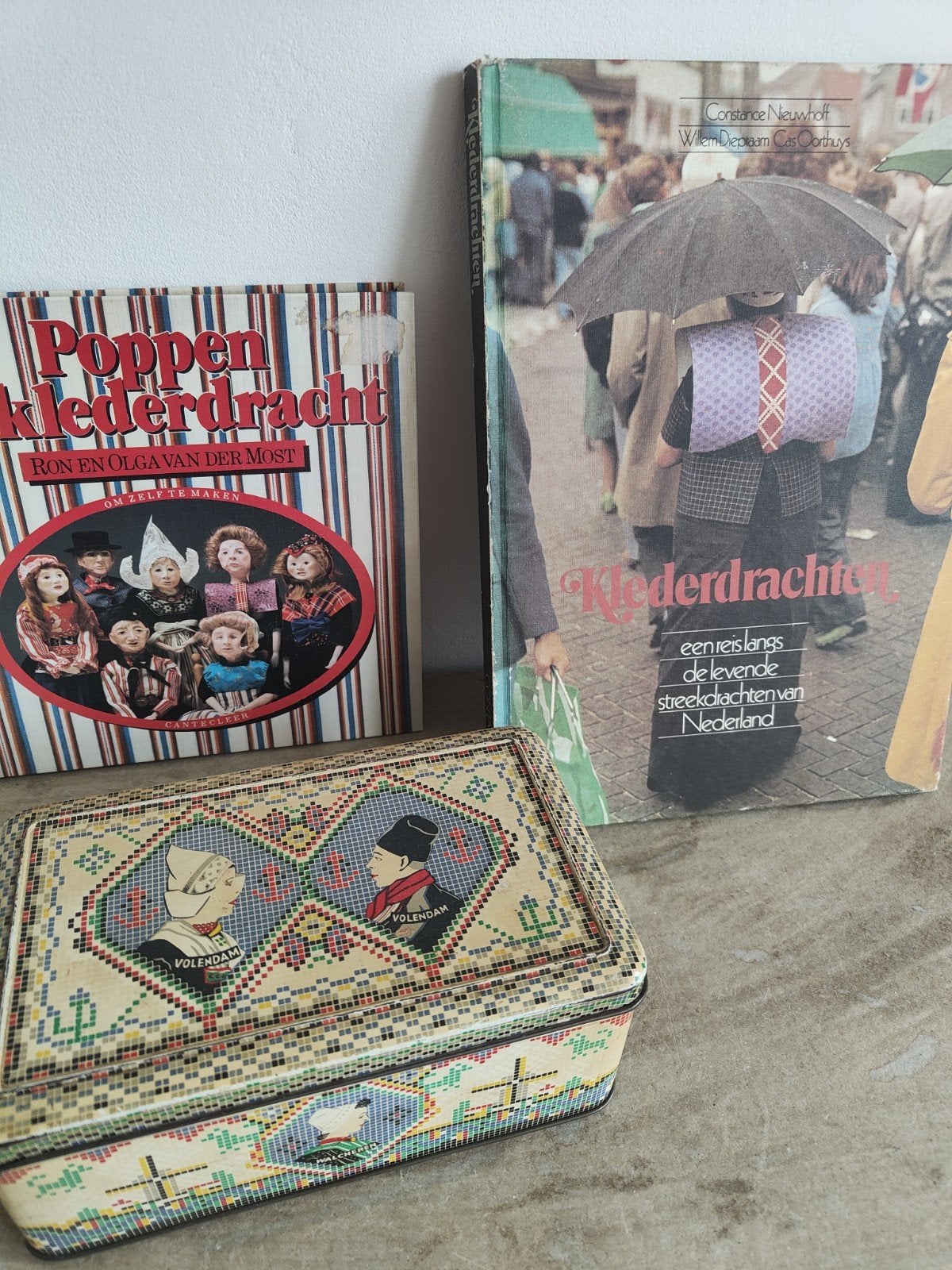 klederdrachten in Nederland- poppen klederdracht en koekblik, Ophalen of Verzenden