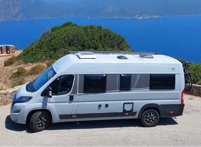 Buscamper Carado CV640 2021, Caravans en Kamperen, Automaat, Buscamper of Camperbus, Kluisje, Ringverwarming