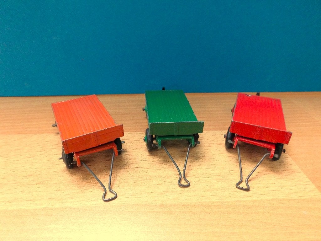 DINKY TOYS No. 25g & 429 3 SMALL FLAT TRAILERS, Ophalen of Verzenden, Zo goed als nieuw, Overige typen, Dinky Toys
