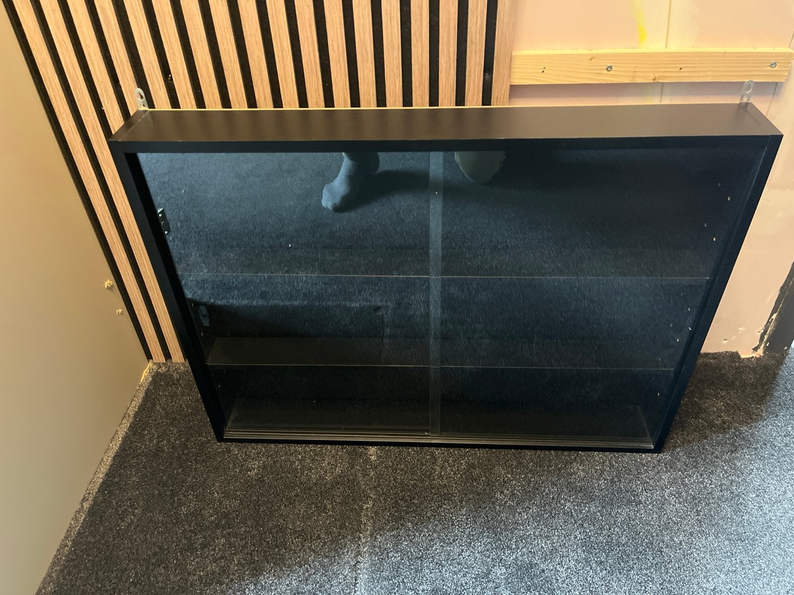 Wandvitrinekast met glazen schuifdeuren, Ophalen, Gebruikt, 50 tot 100 cm, Glas