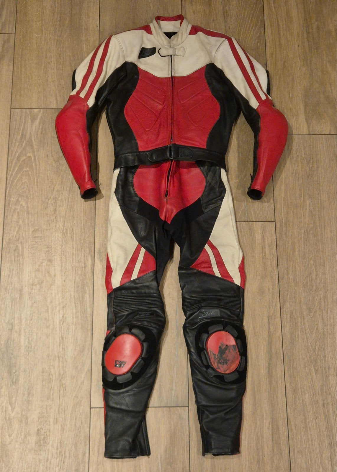MJK Leathers Motorpak - Leer - Rood, Zwart, Wit, Motoren, Ophalen of Verzenden, MJK Leathers, Tweedehands, Heren