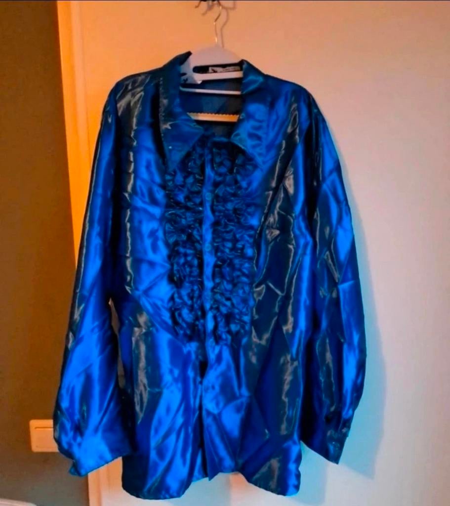 Glanzend blauw overhemd met ruches - Maat 60, Carnaval, Overige maten, Ophalen of Verzenden, Zo goed als nieuw