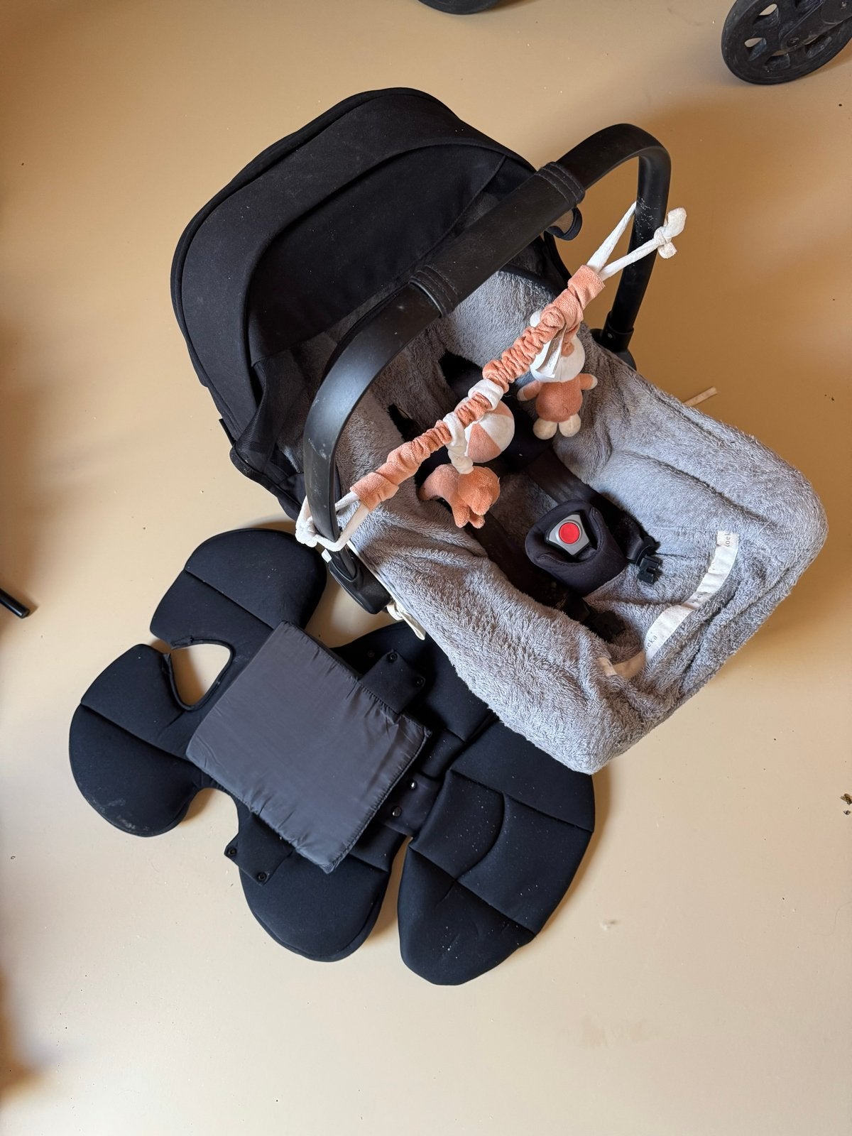 Nuna Maxi-Cosi autostoel met verkleiner en speelboog, Kinderen en Baby's, Ophalen, Zijbescherming, 0 t/m 13 kg, Maxi-Cosi
