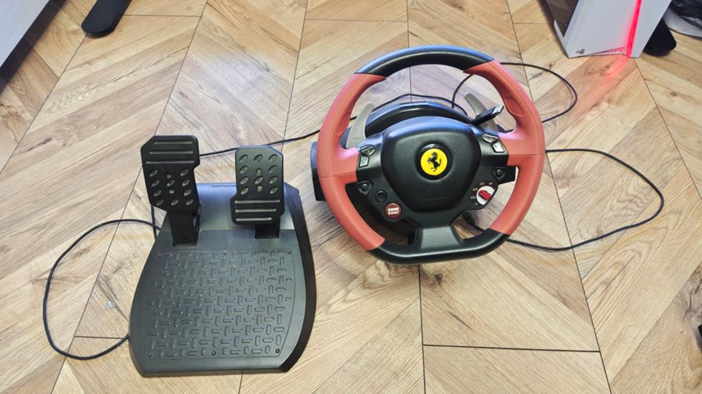 Thrustmaster Ferrari 458 Spider racestuur voor Xbox, Spelcomputers en Games, Spelcomputers | Xbox | Accessoires, Gebruikt, Xbox One