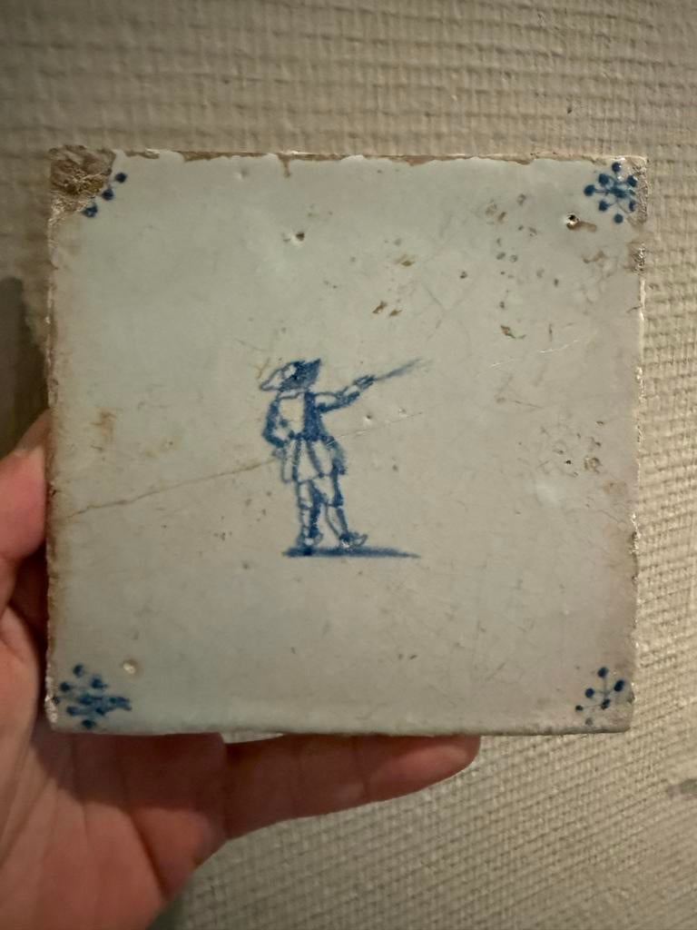 Antieke Delfts Blauwe Tegel met Soldaat en Hoekmotieven, Antiek en Kunst, Antiek | Wandborden en Tegels, Ophalen of Verzenden